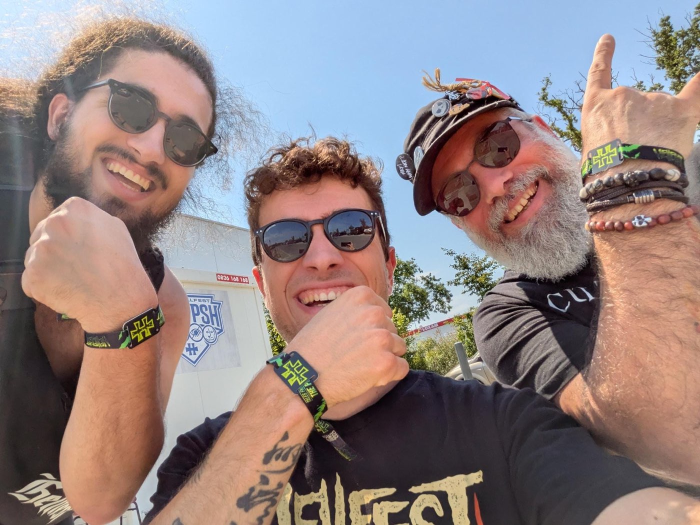 Un père PMR et ses deux fils Heureux au début du Hellfest