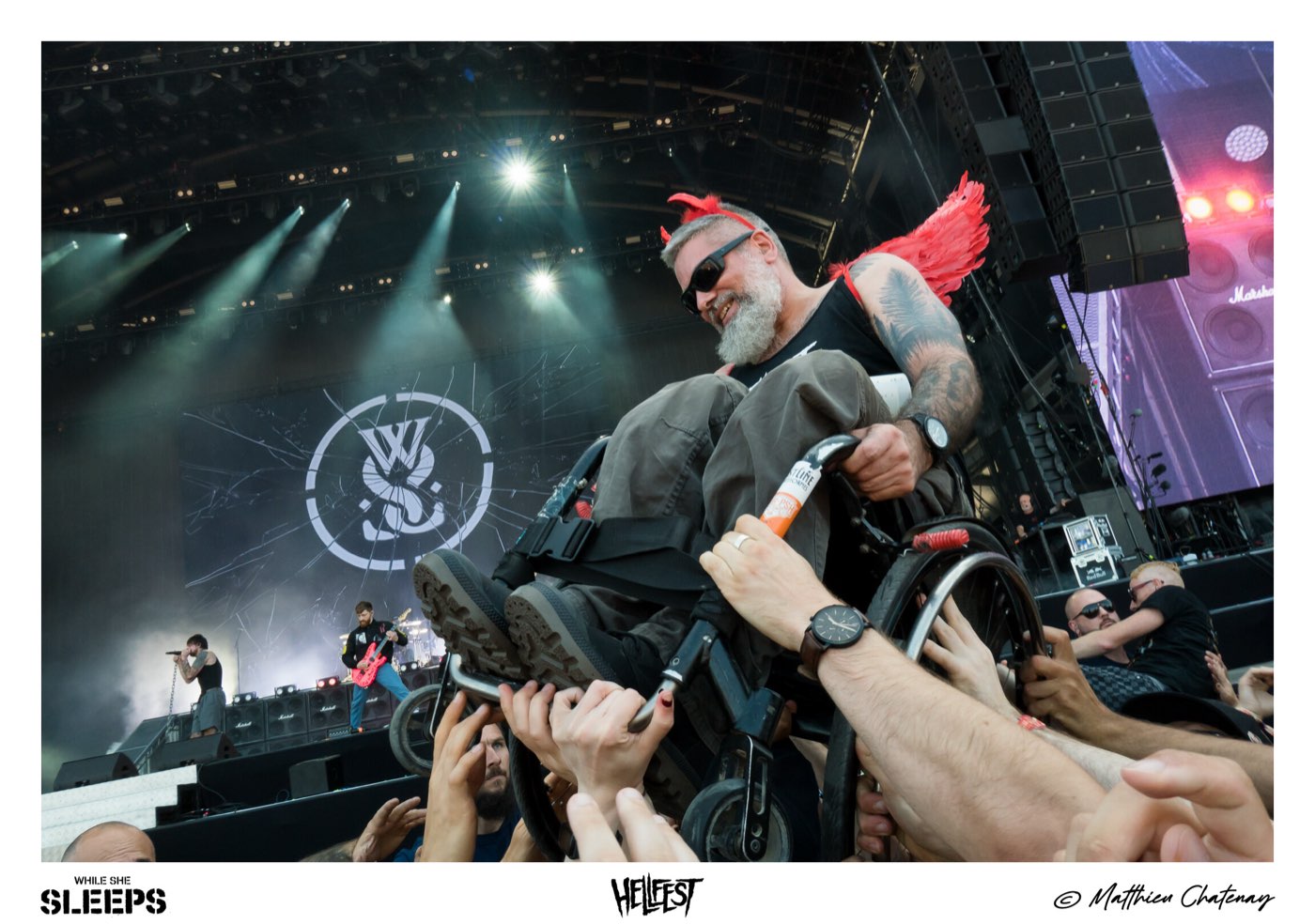 Slam en fauteuil roulant devant la scène pendant le concert de While She Sleeps