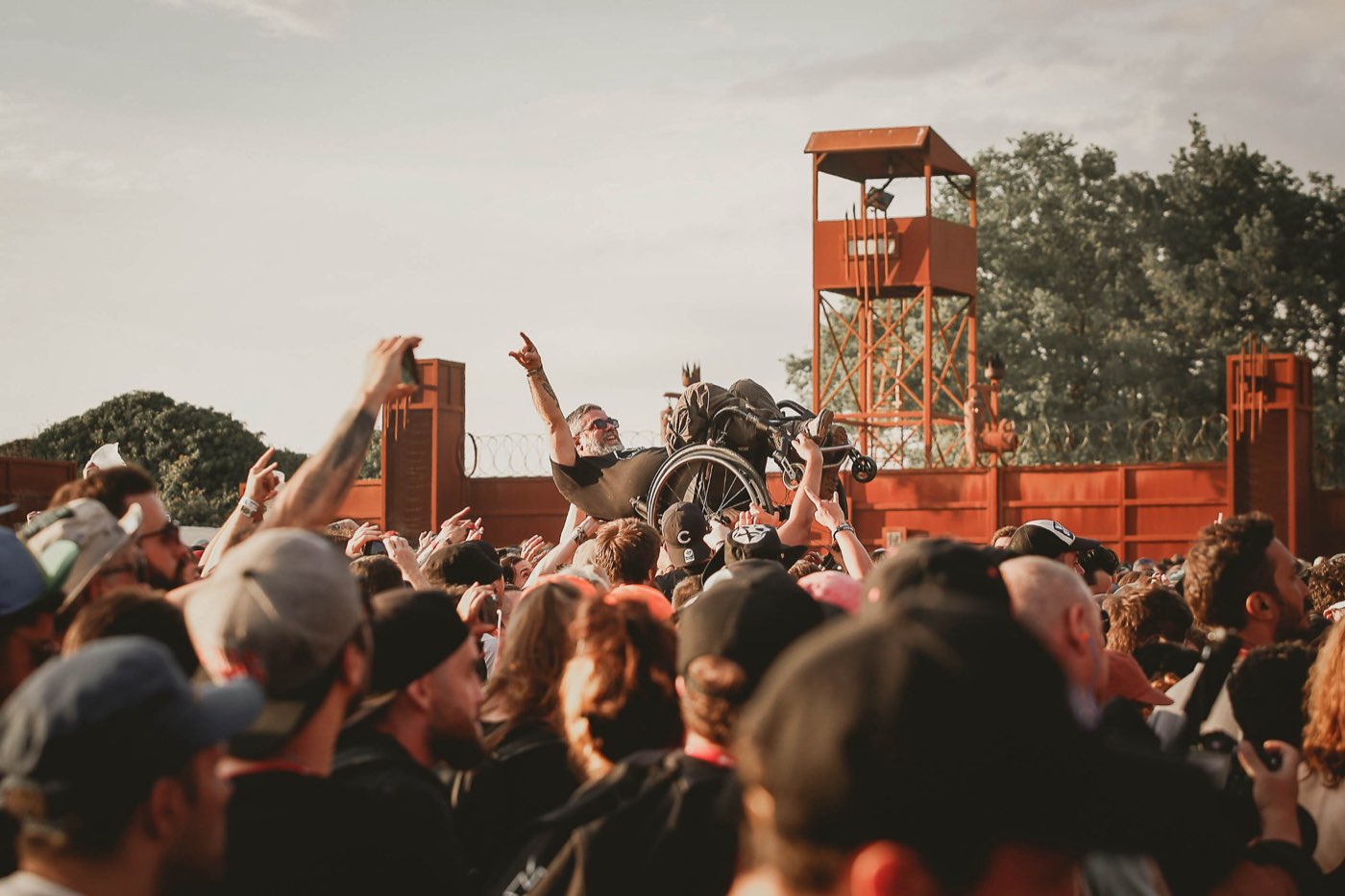 Slam en fauteuil roulant au-dessus de la foule, devant la Warzone